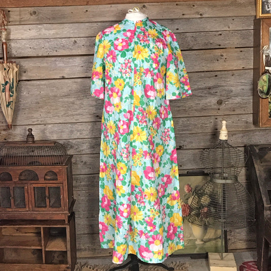 Retro Bold Floral House Dress, Zip Up Lightweight Polyester Overlay, 1970s Fashion