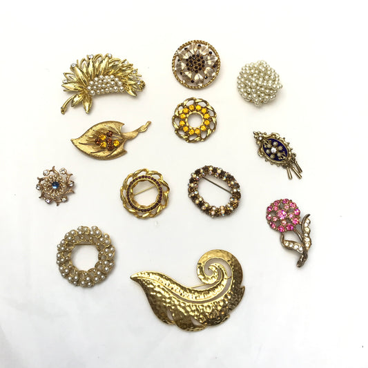 Lot Vintage Brooches, Various Sizes and Shapes, Textured Metal, Faux Pearls,Rhinestones