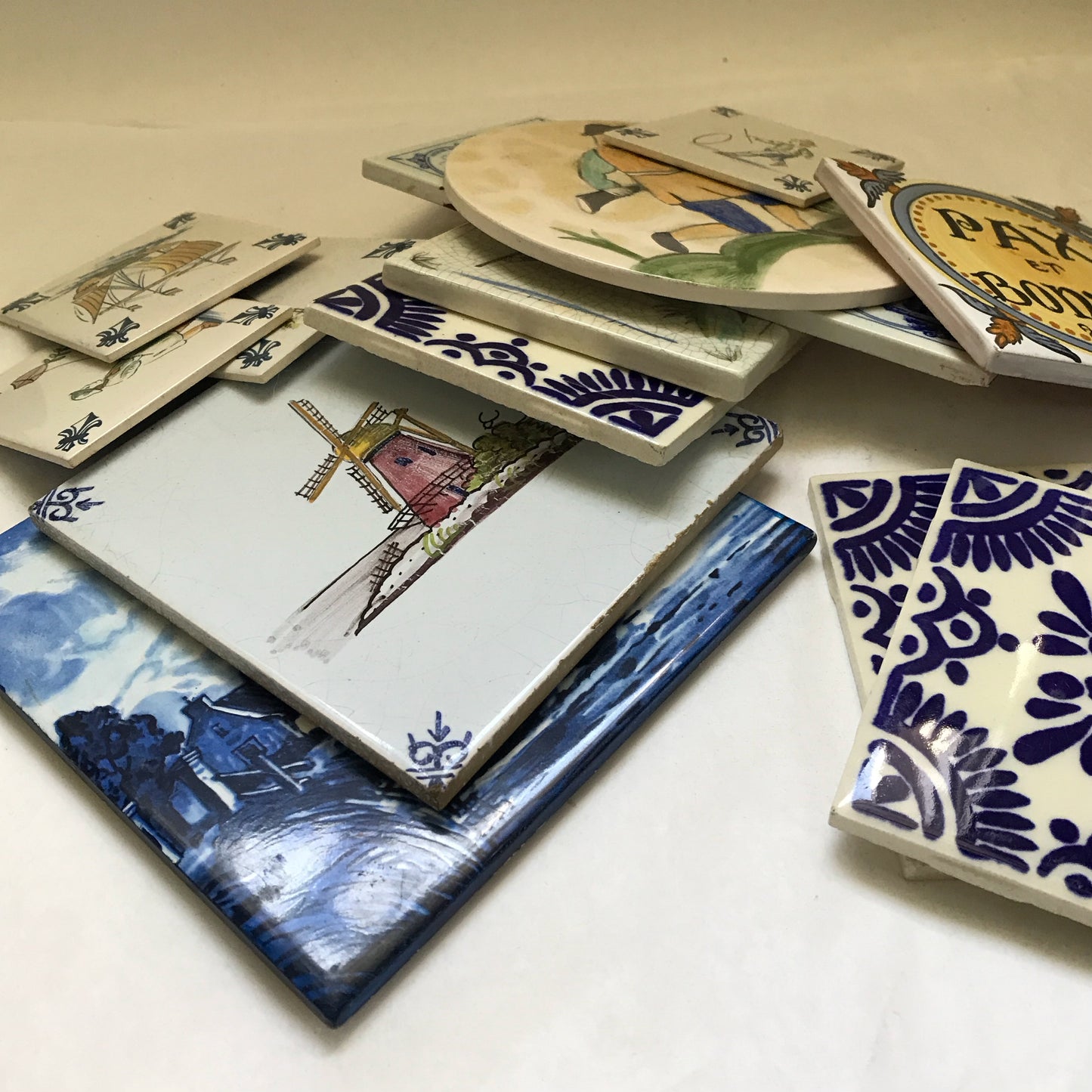 Mixed Lot of Decorative Dutch and Italian Ceramic Tiles, Various Dimensions and Conditions